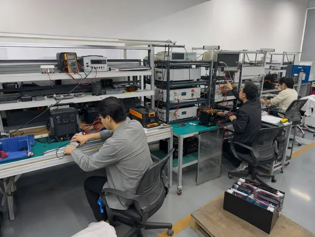 JXSOL battery testing and inspection lab with charge-discharge equipment