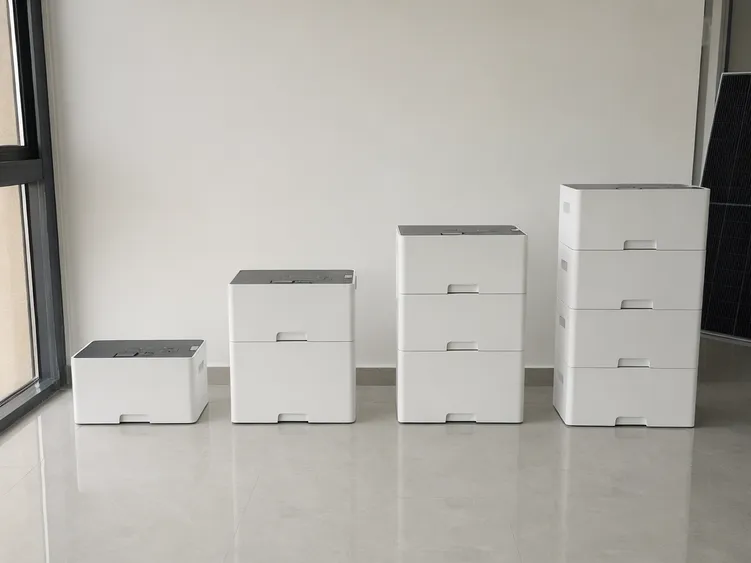 Modular battery modules stacked in series showing scalable capacity from 1 to 4 units