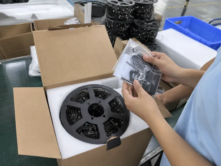 Solar tree light packaging with anti-tangle reel, EPE panel insert, and accessory pack verification