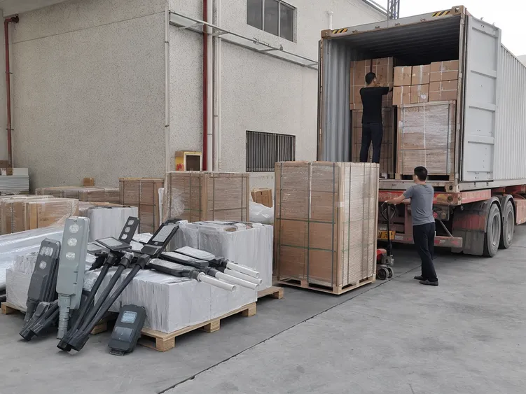 Commercial solar area lights export packing and container loading