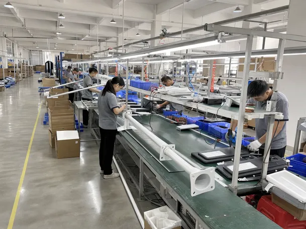 JXSOL 12,000 m² factory assembly line producing solar pole lights in Guzhen Town, Zhongshan